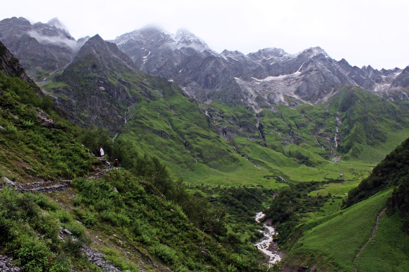 The trail and the Pushpawati river at the entrance to the Valley of Flowers